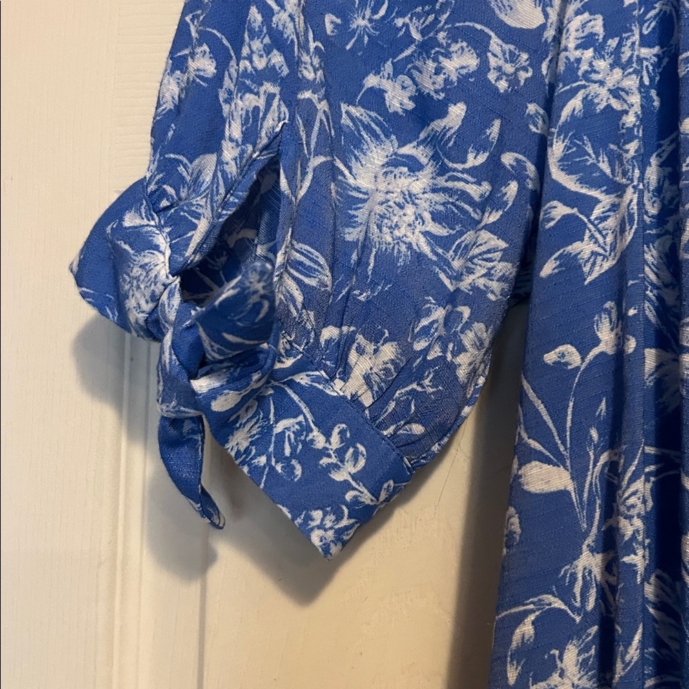LC Lauren Conrad Top Size Large Blue Floral - Picture 8 of 8